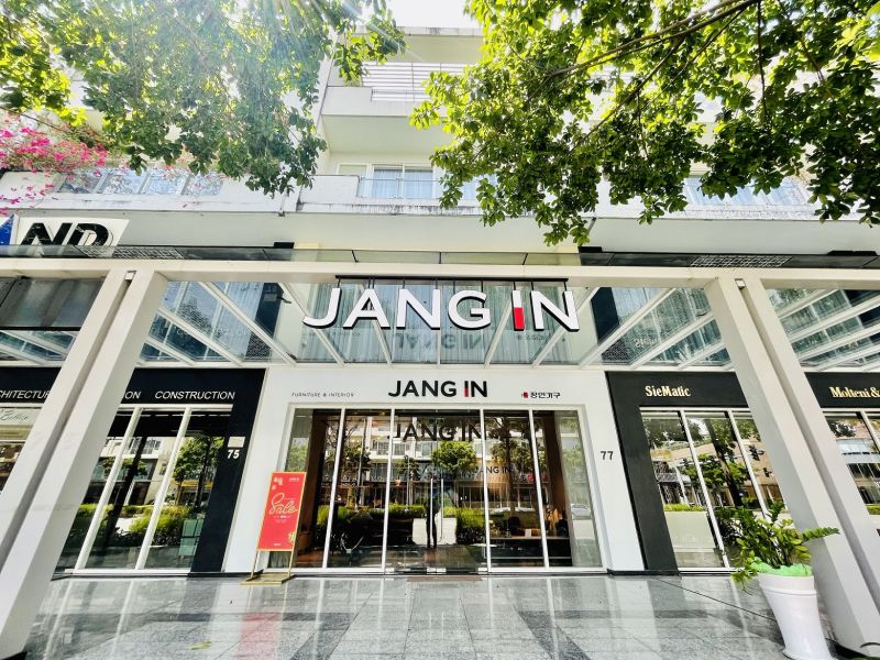 JANG IN SHOWROOM